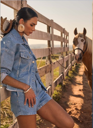 Conjunto-Shot-e-Camisa-Jeans-Oposicao-Jeans-Estilista-Juliana-Hartk 1