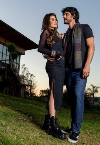 MODA INVERNO CASAL JEANS SAIA PRETA